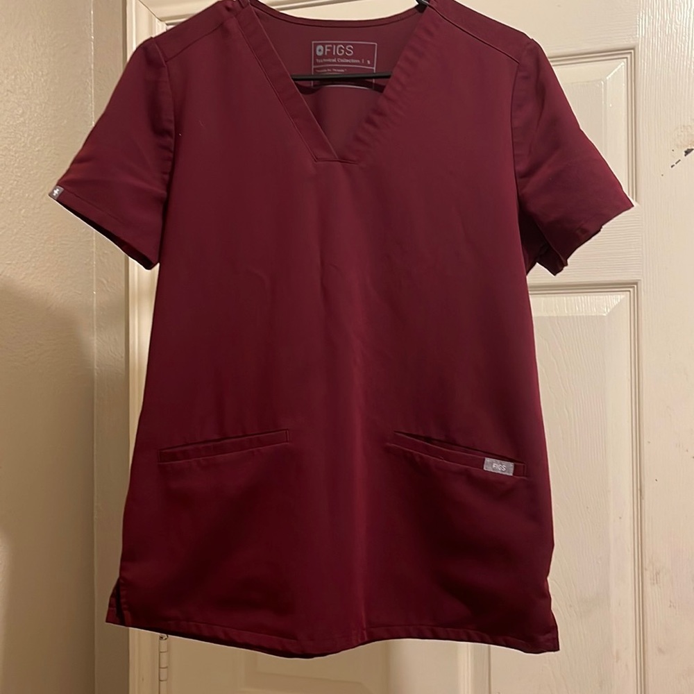 Casma™ Three-Pocket Scrub Top